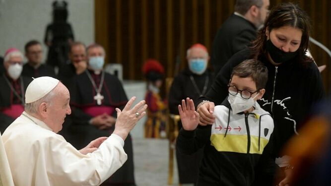 'Dejad que los niños se acerquen a mí': el pequeño que 'robó' el solideo al Papa