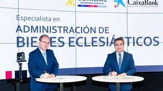 Enrique Sanz Giménez-Rico (izquierda), SJ, rector de Comillas, y Rafael Herrador Martínez, director territorial Madrid Metropolitana CaixaBank en el acto de firma del convenio