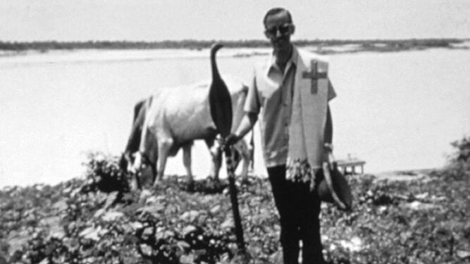 Pere Casaldàliga, frente al río Araguaia, tras su ordenación episcopal.