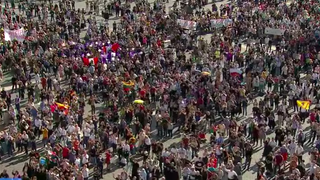 Miles de fieles acompañan a Francisco en el Angelus