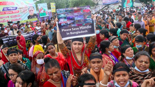 Cientos de hindúes se manifiestan contra la violencia de los musulmanes en Bangladesh