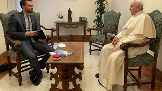 El Papa y Hernán Reyes