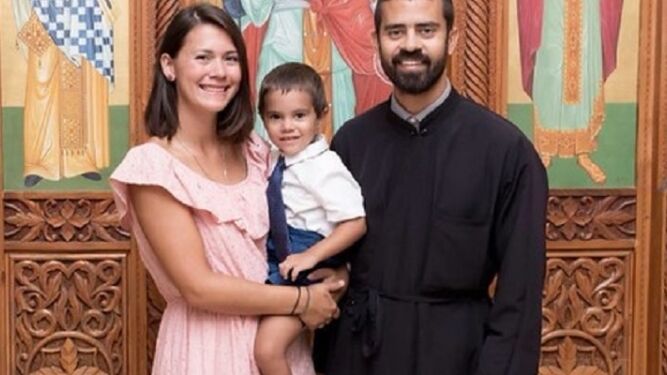 Un sacerdote oriental con su esposa y su hijo
