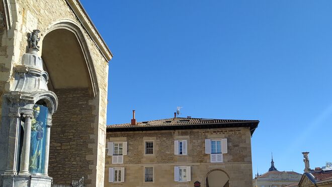 El Señor de los Milagros al encuentro de la Virgen Blanca de Vitoria