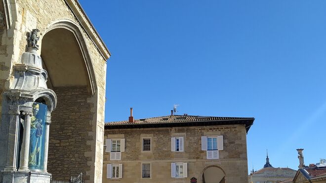 El Señor de los Milagros al encuentro de la Virgen Blanca de Vitoria