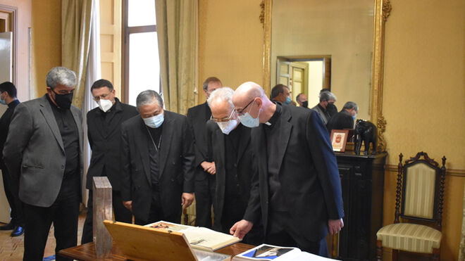 El cardenal Mamberti y el nuncio Bernardito Auza  visitan el Arzobispado Castrense