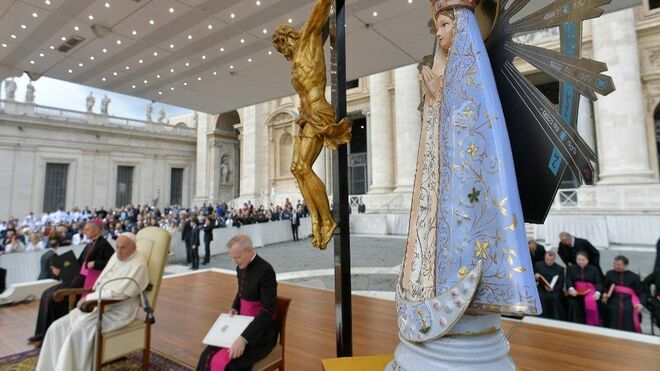 Copia de la Virgen de Luján, presente en una audiencia general del Papa en 2019.