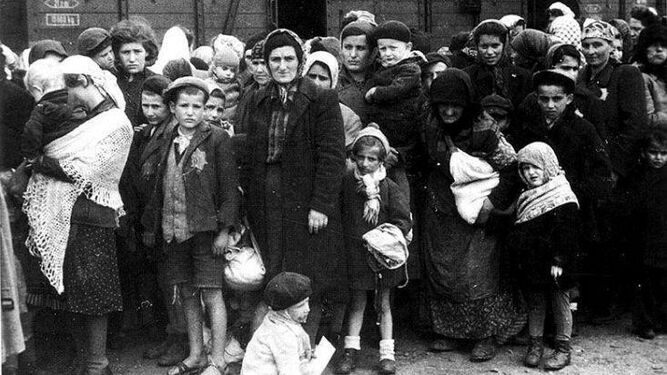 Un grupo de judíos húngaros a su llegada a Auschwitz.