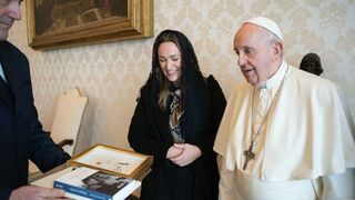 Gonzalo Tanoira, el Papa y Sara Shaw.