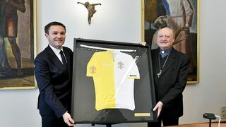 Ravasi con la camiseta que celebra la entrada de la Santa Sede en la UCI