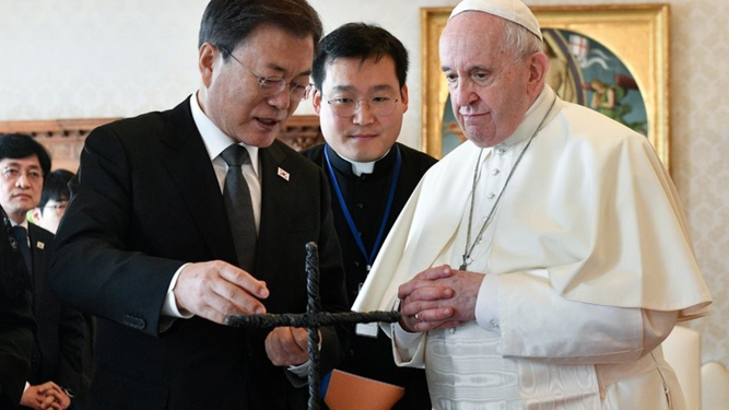 La cruz que el presidente coreano regaló al Papa