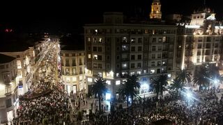La procesión magna resucita la pasión en Málaga: diez mil cofrades recorren durante horas las calles de la ciudad