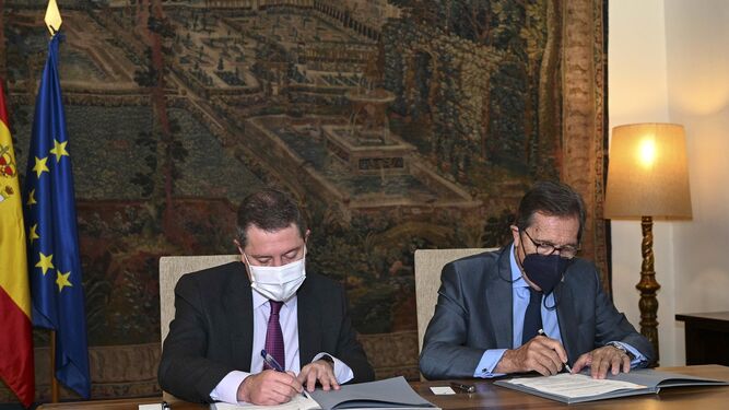 Vila y Garcia firmando el convenio en Toledo