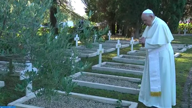 Francisco reza ante las tumbas del cementerio francés