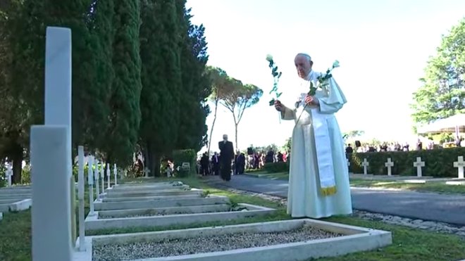 Francisco reza por los muertos sin nombre del Cementerio Militar Francés de Roma