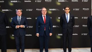 Enrique Sanz Giménez-Rico, SJ, rector de Comillas (centro) junto a José María Álvarez-Pallete (a su izquierda).