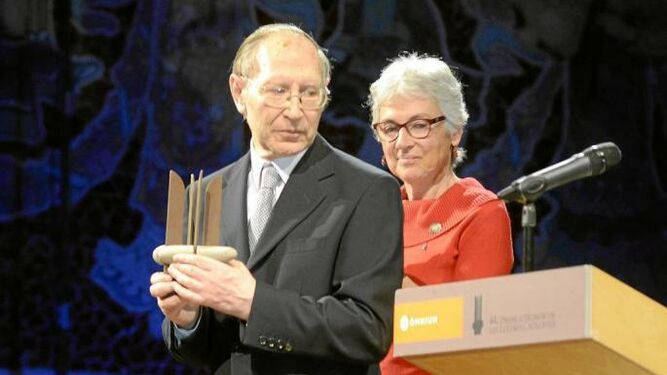 Josep Massot con el Premi d'Honor de les Lletres Catalanes