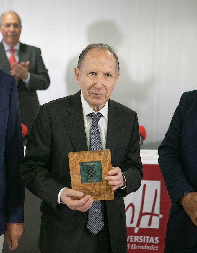 Josep_Massot con la Medalla d'Honor de la Xarxa Vives d'Universitats