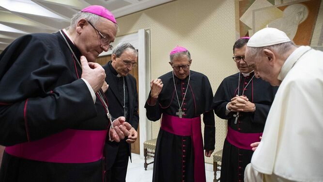 Francisco en un encuentro con los obispos franceses