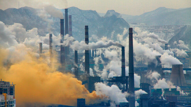 Humo de la industria téxtil en Benxi, China.