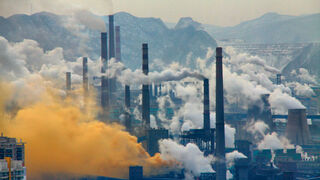 Humo de la industria téxtil en Benxi, China.