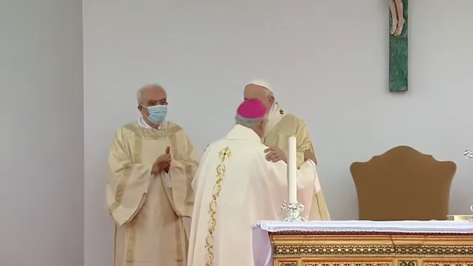 Papa saluda al asistente del hospital