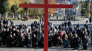 Los obispos franceses piden perdón de rodillas