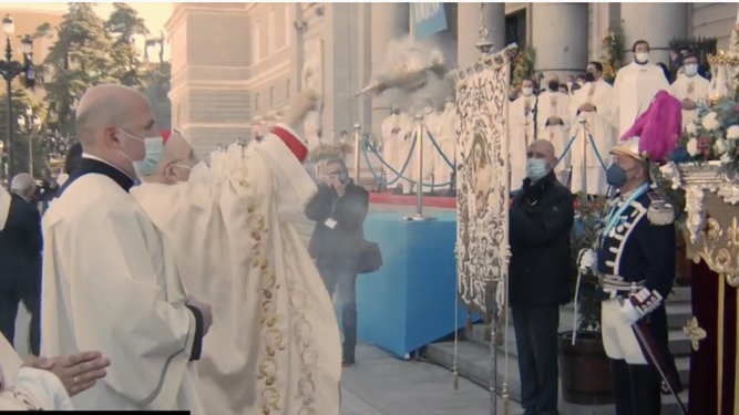 Osoro inciensa a la Almudena