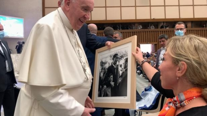 Francisco recibe la foto de Manuel Ferrol