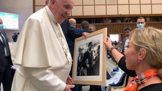 Francisco recibe la foto de Manuel Ferrol