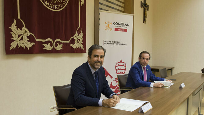 Firma del convenio de colaboración entre CaixaBank y Comillas.