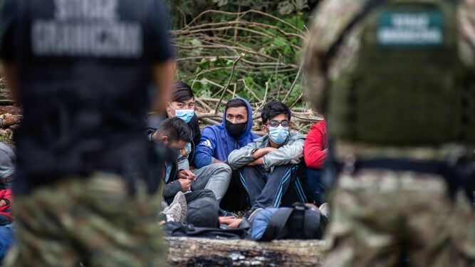 Refugiados afganos atrapados en la frontera entre Polonia y Bielorrusia.