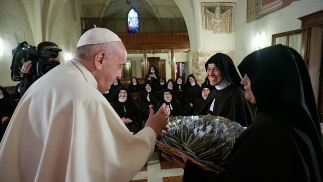 Francisco visita a las clarisas en Asís