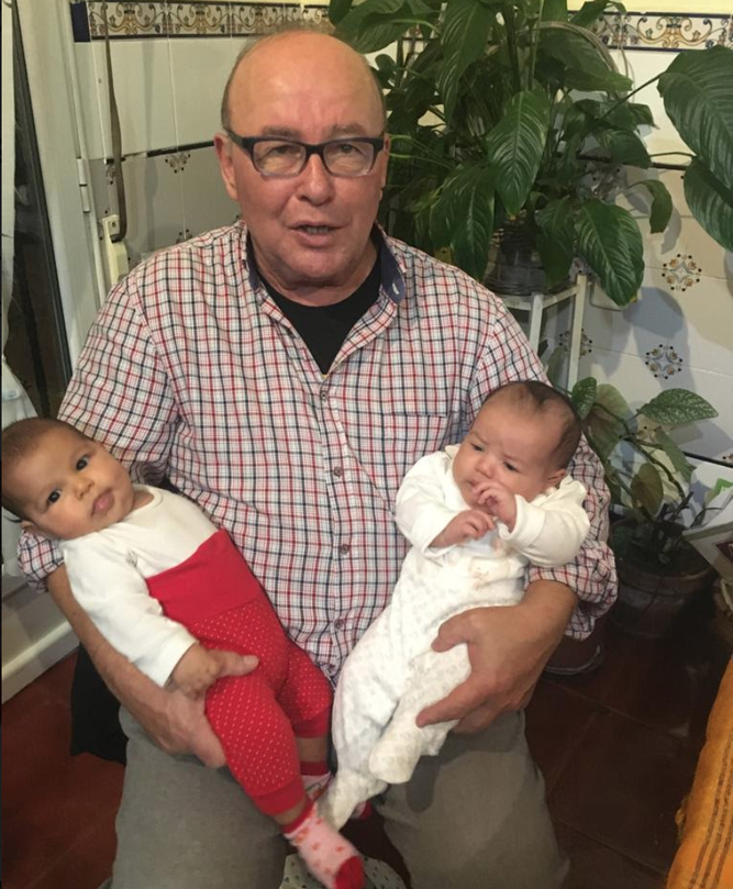 Abuelo con sus dos nietas