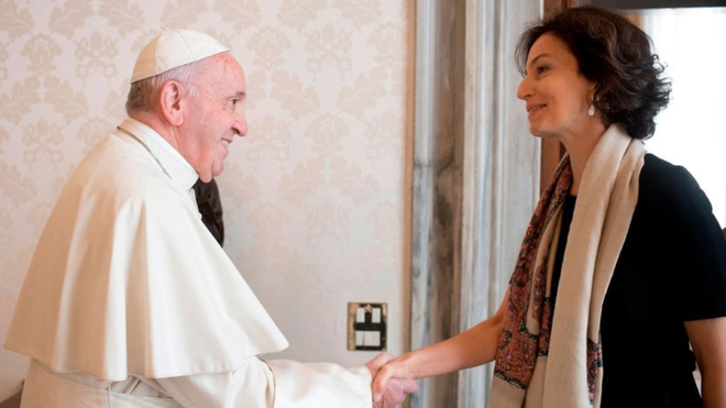 Francisco y la directora de la Unesco