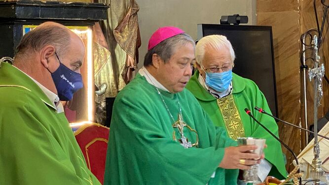 El Nuncio, junto al padre Ángel y al padre Valentín