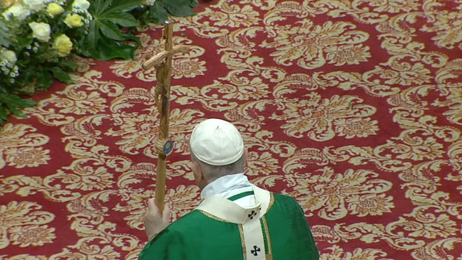 El Papa, con el báculo de madera, regalo de los pobres