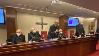 Omella se dirige a los obispos