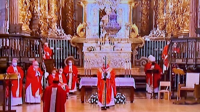 Omella, durante su ofrenda al Apóstol Santiago en Compostela
