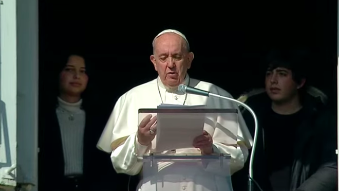 Francisco reza junto a dos jóvenes en el Angelus