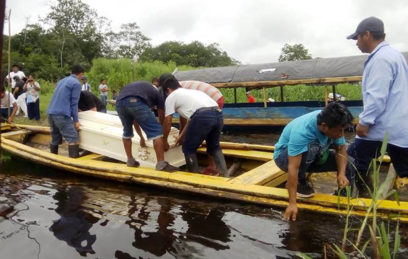 Féretro en canoa