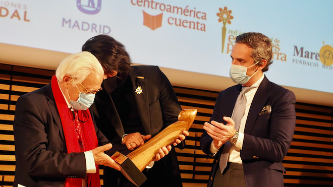 El padre Ángel recibe el premio