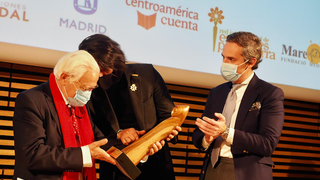 El padre Ángel recibe el premio