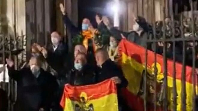 Concentración falangista tras la misa por Franco en Granada