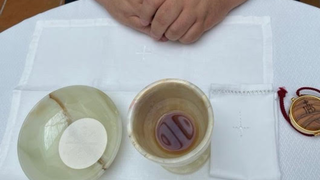 Rafael Vez, celebrando en su casa