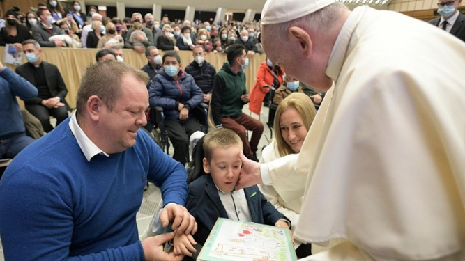El Papa saluda a un niño enfermo