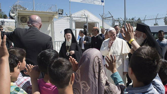 El Papa, en su primera visita a Lesbos