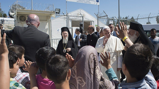 El Papa, en su primera visita a Lesbos