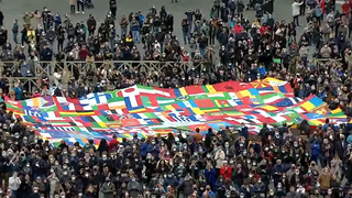 La bandera de los emigrantes en San Pedro