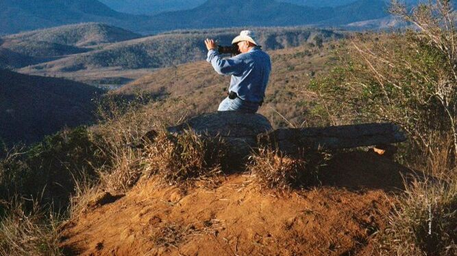 Sebastião Salgado en un fotograma de 'La sal de la Tierra'